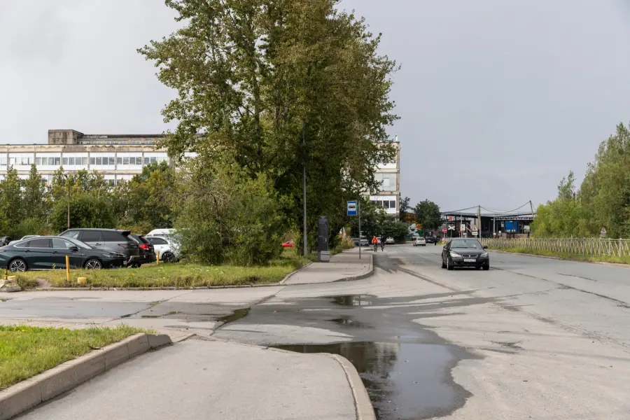 Схема проезда, шаг 3: Справа появится парковка и съезд к территории завода.