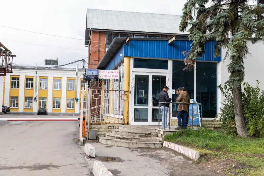 Схема проезда, шаг 6: Пропуск оформляется здесь, в бюро пропусков.